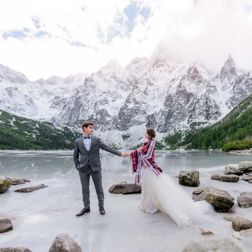 Kashmir honeymoon destination with romantic mountain and lake views